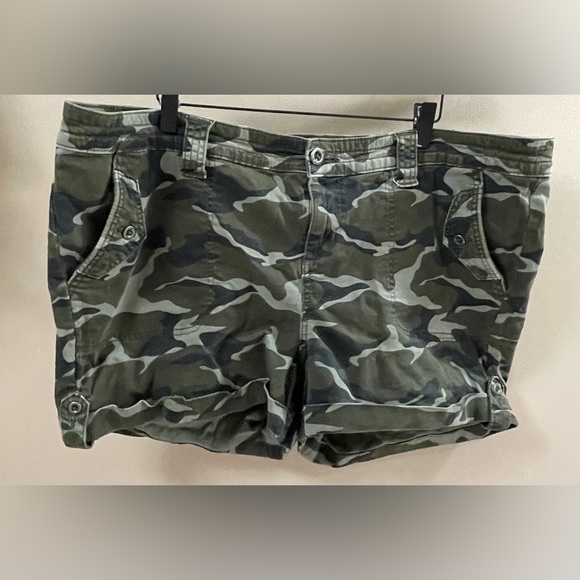 Torrid Pants - Torrid Green Camo Cuffed Shorts High Rise Pockets Stretch Women Plus Size 22